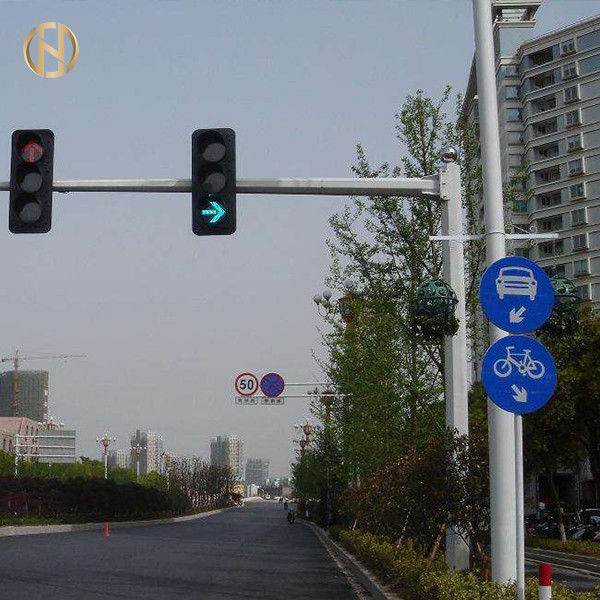 Kırmızı Sarı Yeşil Işıklar Yüksek Hassasiyetli 6M X 6M L Tip Stop Işık Direği