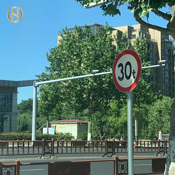 Galvanizli Q345B Yol İşareti Direği Yol Sinyali Sonrası 3-20M Montaj Yüksekliği