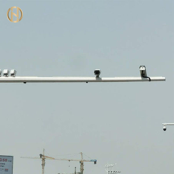 Q235B Çelik CCTV Kamera Mesaj 6 M * 9 M L Şekli Trafik Için Sekizgen Şekil