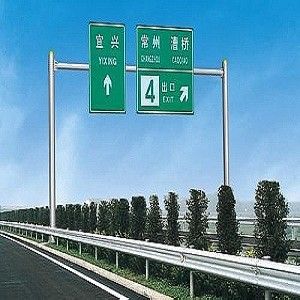 Galvanizli Q345B Yol İşareti Direği Yol Sinyali Sonrası 3-20M Montaj Yüksekliği