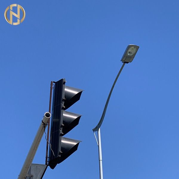 ASTM A123 Q345B LED Sokak Lambası Otoyol Lambası Direği Düz Kol